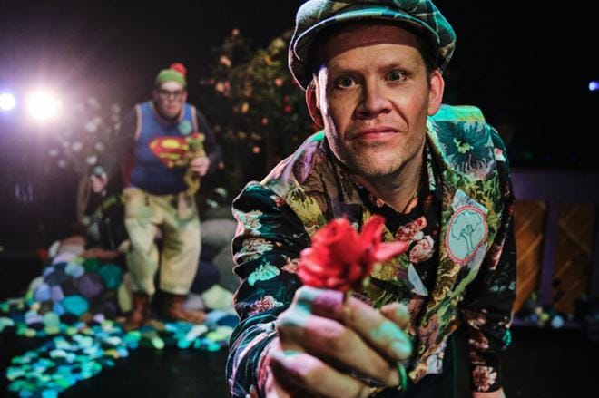 Rakkaus IIK! KÄÄK! YÄK! -näytelmässä teatterin orkesterin muusikko ja kapellimestari Sauli Perälä loikkaa näyttelijäksi. Etsivä Tammena hän sooloilee myös rakkauslaulun. KUVA: LINUS LINDHOLM