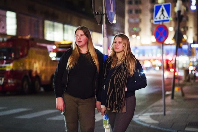 Isabelle Rotermund (vas.) ja Emma Ahl kertoivat perjantai-iltana turmapaikan vieressä, että jotain tällaista iskua Ruotsissa osattiin pelätä. Se ei kuitenkaan vähentänyt hyökkäyksen aiheuttamaa järkytystä. Kuvat: Emilia Kangasluoma