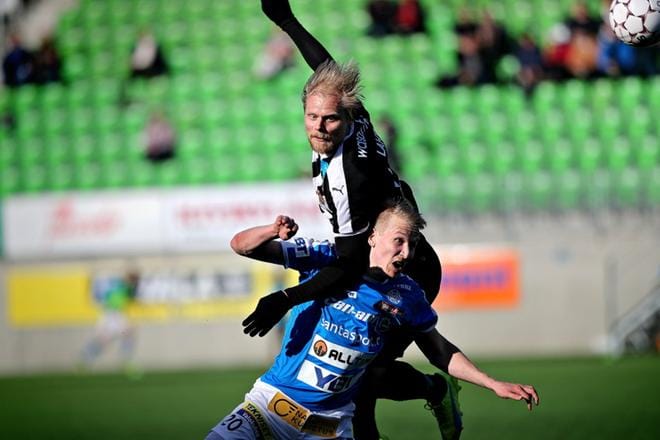 VPS:n toppari Timi Lahti on RoPSin Simo Roihan kimpussa. Kaunis ilma, lauantai-peli ja molemmilla joukkueilla voittoa alla, silti yleisöä oli alle 2000 henkeä. KUVA: ARKISTO/TOMI KOSONEN