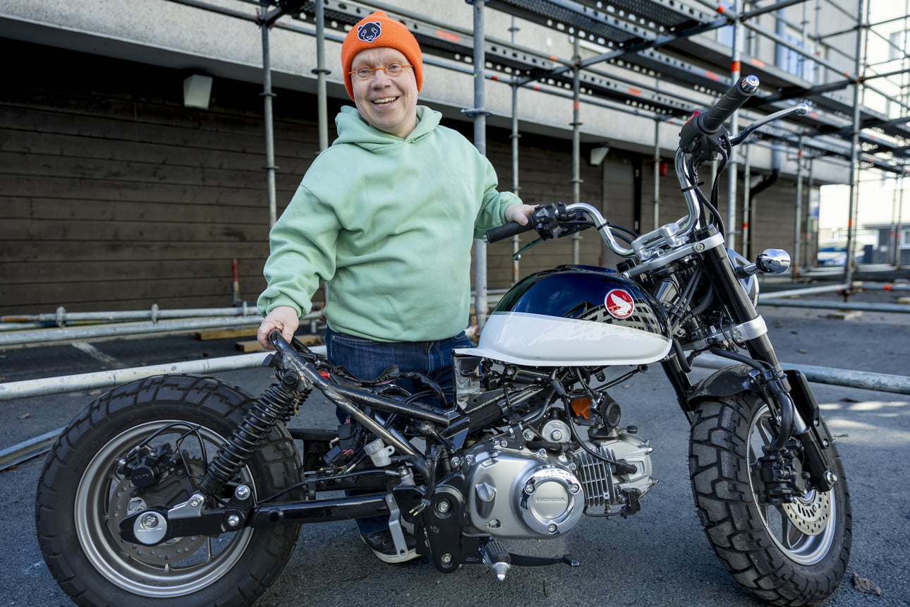 Oululainen Pasi Harju-Könnö, 46, pääsi Nokialle, mutta ei armeijaan – Nyt perheenisä rakentaa moottoripyörää Honday Monkeysta
