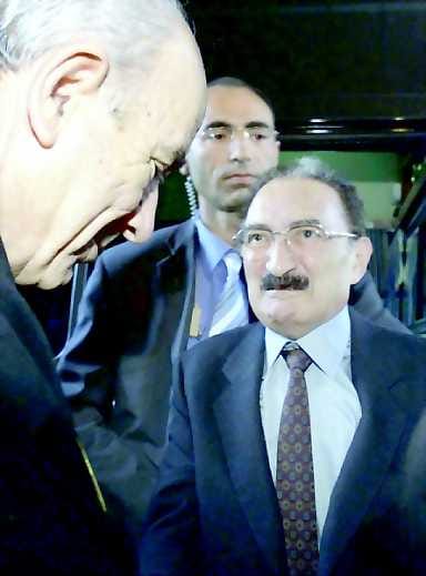 Harvinainen tapaus. Turkin pääministeri Bülent Ecevit (kesk.) tapasi perustuslakituomioistuinen presidentin Mustafa Buminin (vas.) Ecevit ei ole juuri esiintynyt julkisuudessa pitkään aikaan.