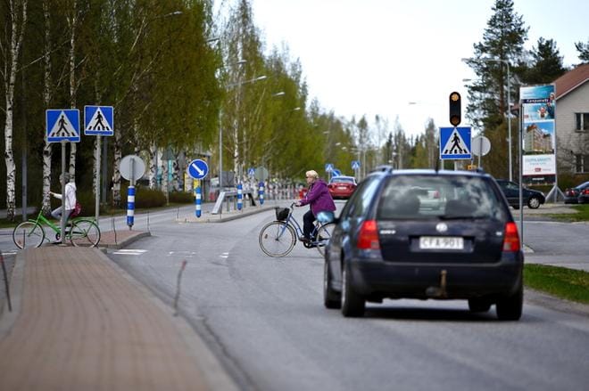 Pyörätien jatkeella pyöräilijällä on väistämisvelvollisuus, ei autolla. Kuva: Tomi Kosonen