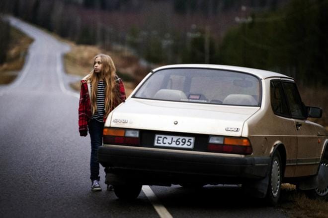 12-vuotias Varpu (Linnea Skog) saa tarpeekseen, varastaa auton ja karkaa Tyttö nimeltä Varpu -elokuvassa. Hän lähtee tapaamaan isäänsä. KUVA: Catarin Portin/Yle Kuvapalvelu