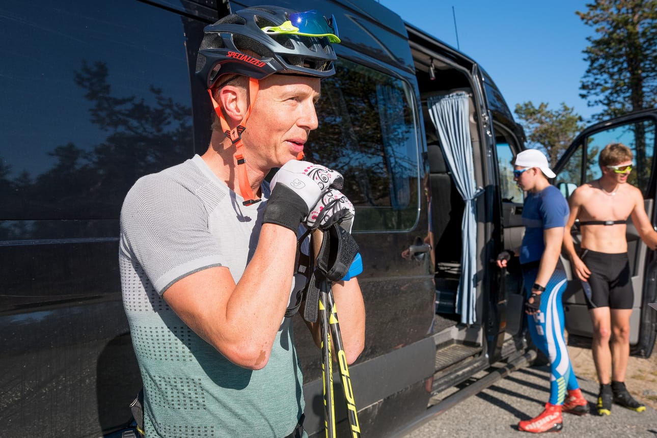 SusiTiimin kanssa keskiviikkoaamuna harjoitelleen Kari Variksen tähtäin on olympialaduilla. Taustalla KEV:n nuoret Juha Nurmi ja Juuso Tossavainen, jotka hamuavat ensi talvena nuorten MM-kisoihin.