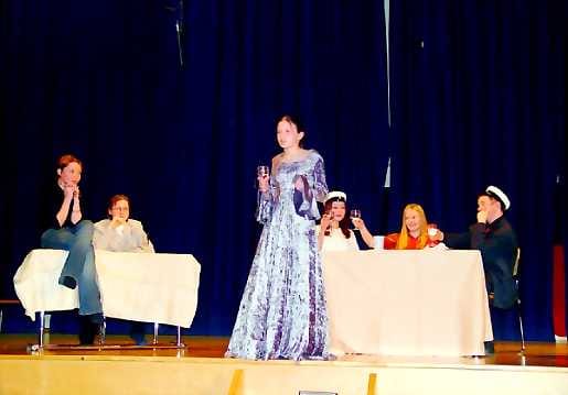 Rakastan raivoon saakka. Pyhäjoen yläasteen Helmi Koivusipilä (edessä) esittää kuulijakunnalle Eino Leinon runon Hyvät herrat, kauniit naiset Eino Leinon elämästä kertovassa koulunäytelmässä.