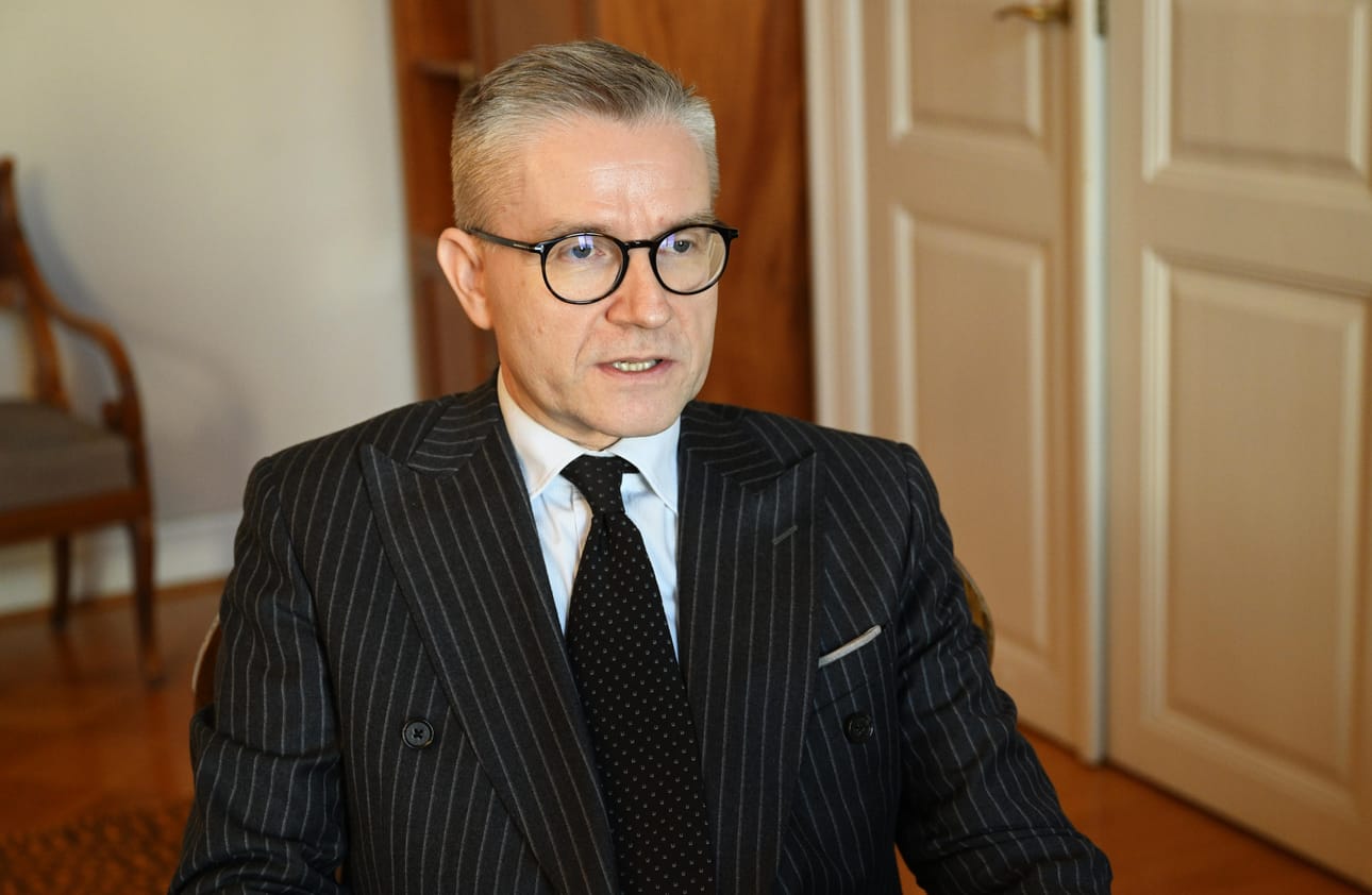 Oikeuskansleri Janne Salminen totesi hallituksen ehdotusta koskevassa lausunnossaan, että ylimpien valtioelinten rooli päätöksentekotilanteissa jää liian epämääräiseksi.