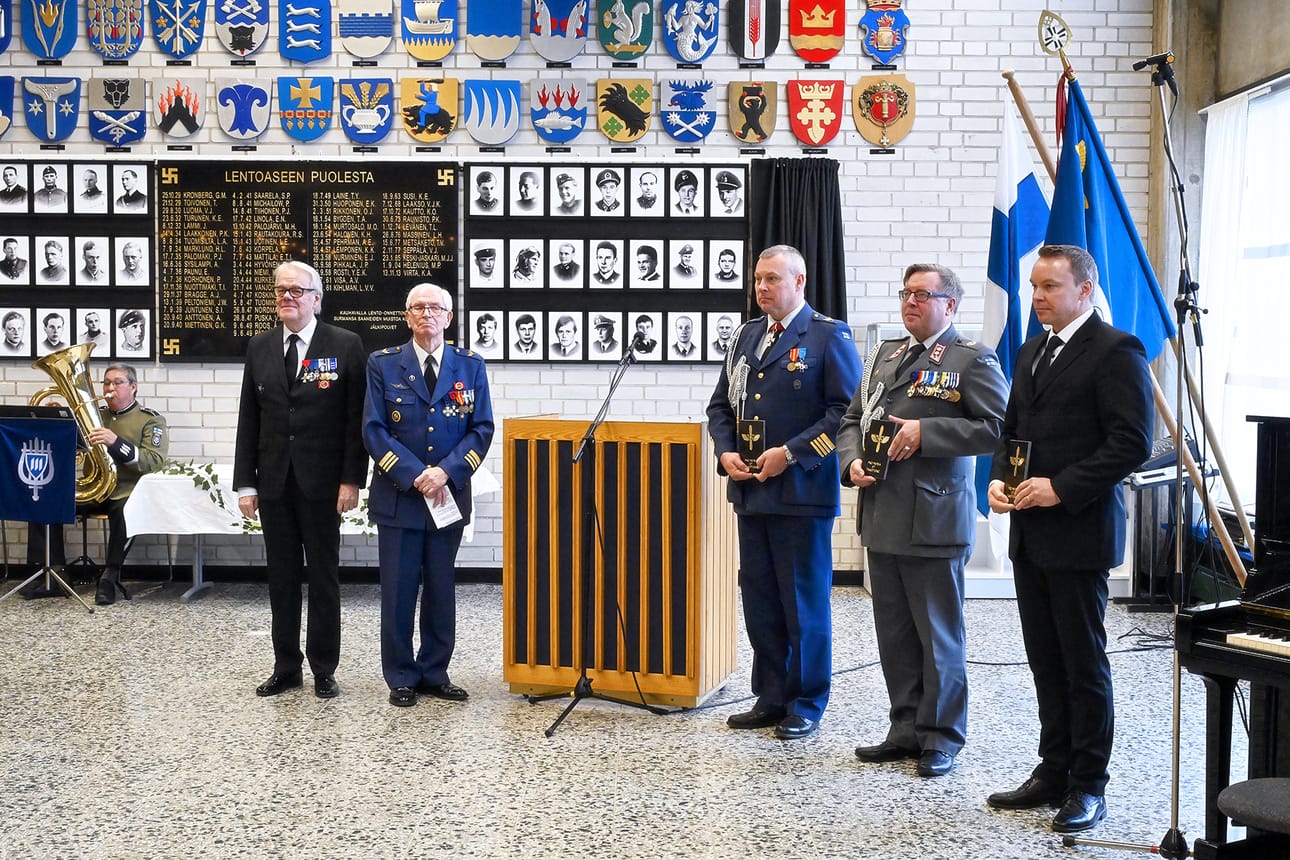 Plakettien luovutus: vas. pj. Olli Nieminen, evl. Martti Rajaniemi, ev. Ville Hakala, evl. Pasi Heinua ja toimitusjohtaja Mika Marjamäki