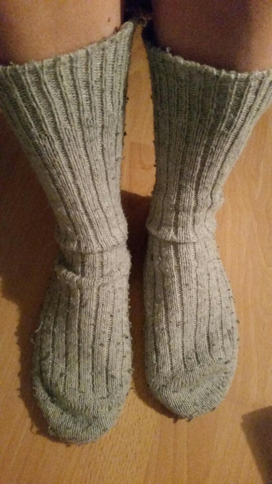 Joka yöksi laitan jalkaani Isäni vanhat yösukat. Isä kuoli reilu 4 vuotta sitten. Nämä niin kovasti jalkoja ja mieltäni lämmittää ja toivon, että isäni myös uniini tulisi. Näistä yösukista en luovu koskaan