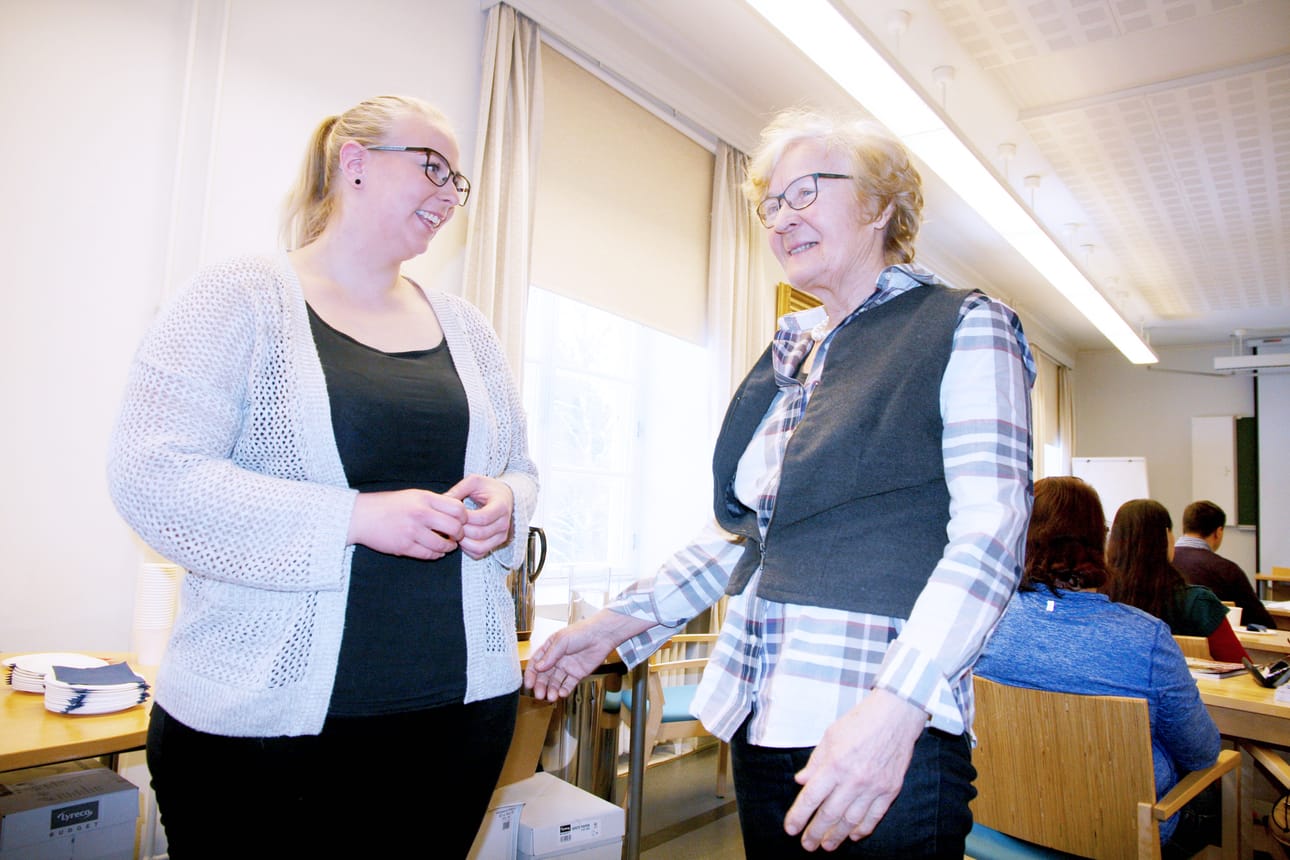 Heidi Helanen ja Heleena Nuolioja-Saksio uskovat alueelliseen yhteistyöhön. Helanen edusti ruoka- ja matkailuhankkeen aloitustilaisuudessa Vihiluodon Kalaa ja Nuolioja-Saksio Oulun seudun oppaita.