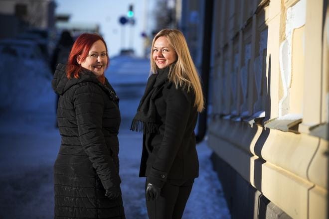 Tässä on paikallisten yrittäjien asioita ajava voimakaksikko. Mustasaaren yrittäjien puheenjohtaja Maria Norrlin-Asplund on markkinointikonsultti omassa yhden naisen yrityksessään. Vaasan yrittäjien puheenjohtaja Katja Rajala on toimitusjohtaja varhaiskasvatuksen koulutusvientiyrityksessä. KUVA: JARNO PELLINEN