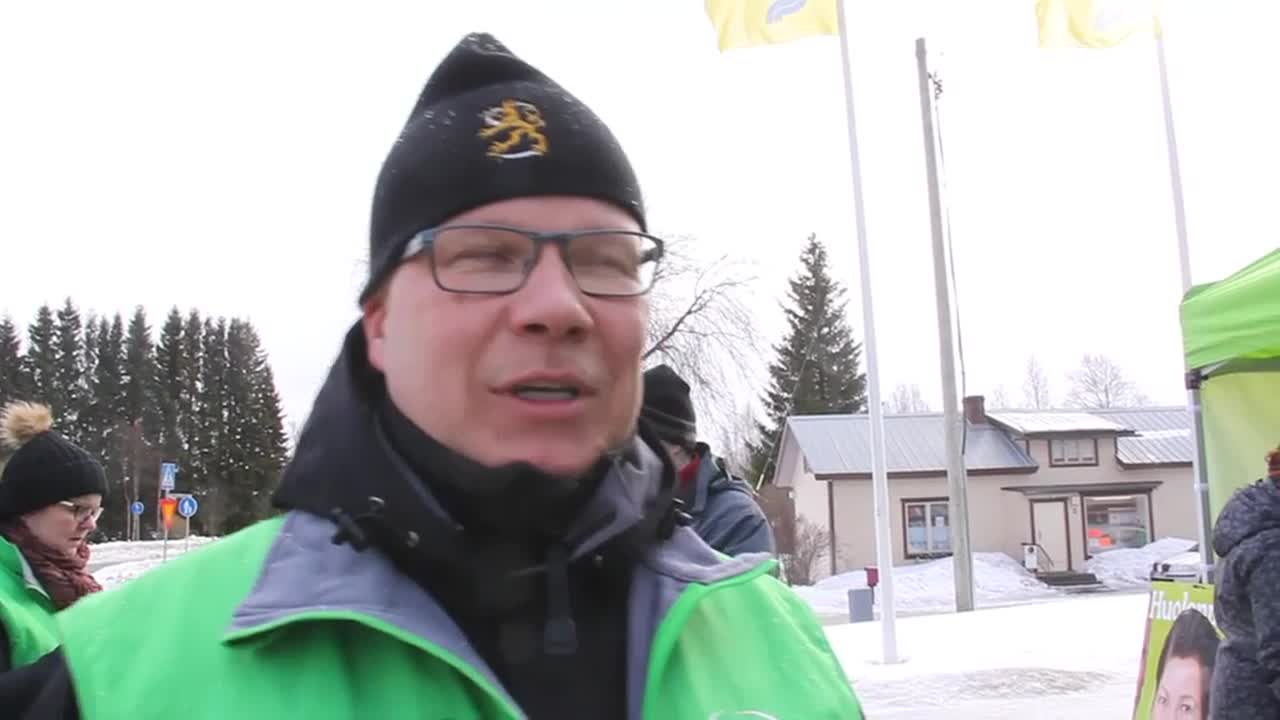 Vihantilaisehdokkaat etsivät vaalisäpinää äänestäjien parissa.