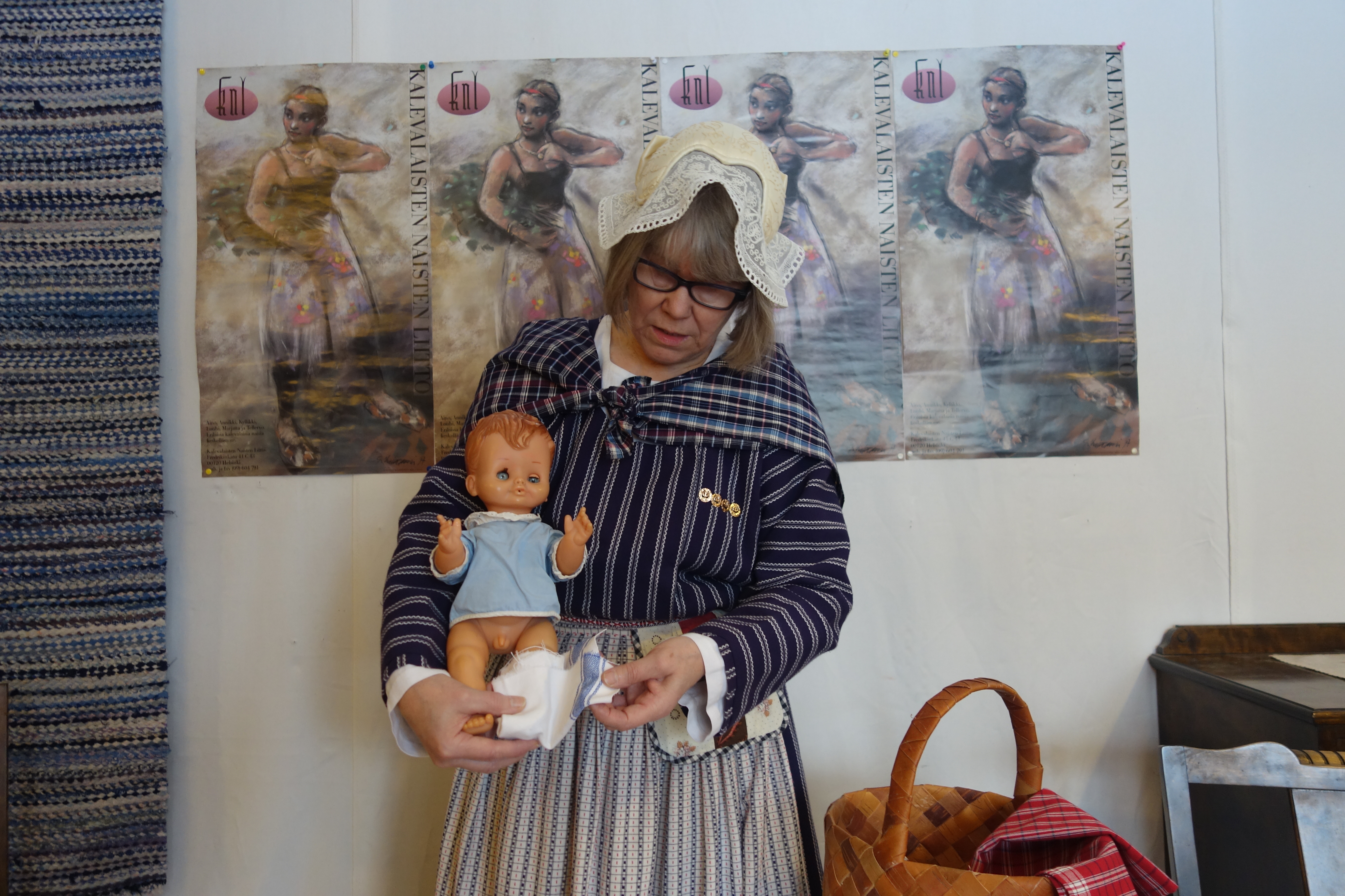 Kuusamosta Kemiin 2-vuotiaalle Suonna-pojalle v. 1973 toimittaja Anna Salmisen tuoma paitaressu Lassi-nukke joutui Koillis-Savon Kalevalaisten juhlan mannekiiniksi. Jalkarätin laittoa opetteli Leena Kononen.