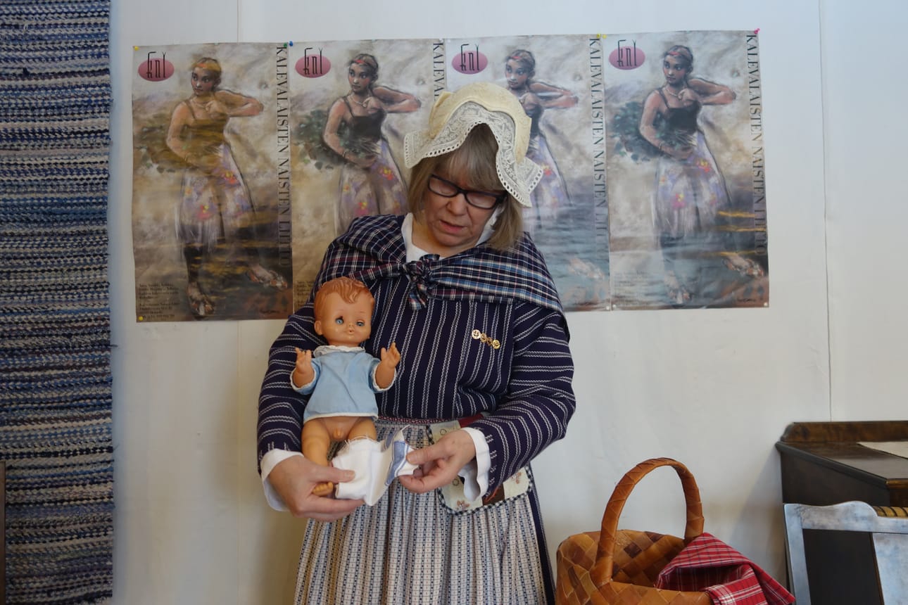 Kuusamosta Kemiin 2-vuotiaalle Suonna-pojalle v. 1973 toimittaja Anna Salmisen tuoma paitaressu Lassi-nukke joutui Koillis-Savon Kalevalaisten juhlan mannekiiniksi. Jalkarätin laittoa opetteli Leena Kononen.