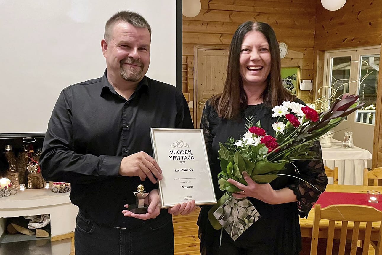 Uunituoreen Vuoden Yrittäjän on helppo hymyillä. Kuvassa Lumiliike Oy:n yrittäjäpariskunta Marko ja Sanna Eskola.