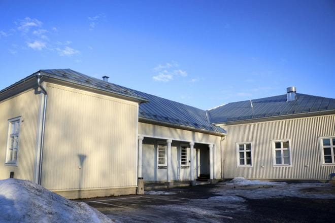 Kunnansairaalassa on ollut viime vuodet toimistotiloja ja osittaisessa käytössä olleita vastaanottotiloja. Yläkerrassa on esimerkiksi pieni keittiö ja lepotiloja. Rakennuksessa on todettu sisäilmaongelmia, mutta niiden täsmällistä aiheuttajaa ei tiedetä. Rakennusta on remontoitu viime vuosina ulkoapäin, mutta merkittäviä sisäremontteja ei ole tehty vuosikymmeniin. KUVA: JOHANNA KATAJA