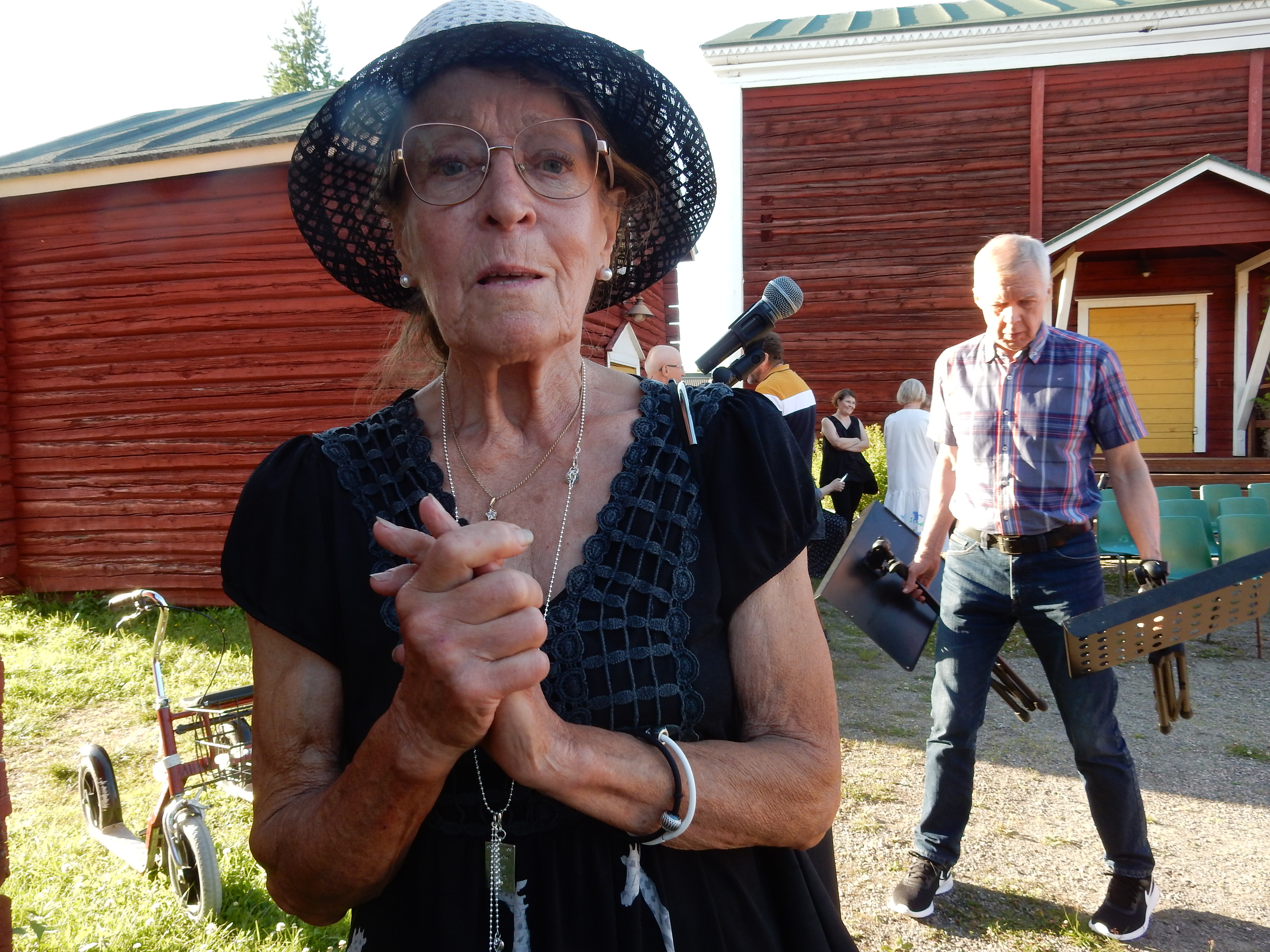 Kärsämäen puhallinorkesterin uusi johtaja, Petri Aho, saa yllättävää palautetta Helmi Saarikoskelta