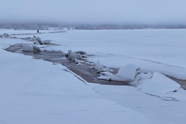 Kuortaneenjärven jäähän on tullut viime pakkaskauden jälkeen suuri ja laaja railo. LUKIJAN KUVA: KAISA SEPPONEN