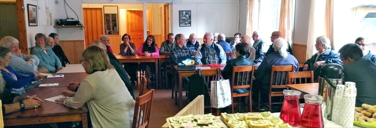 Puhoksen Möykkälän kahvio oli täynnä väkeä ja puheensorinaa vupnna 2019 pidetyssä kyläneuvoston kokouksessa.