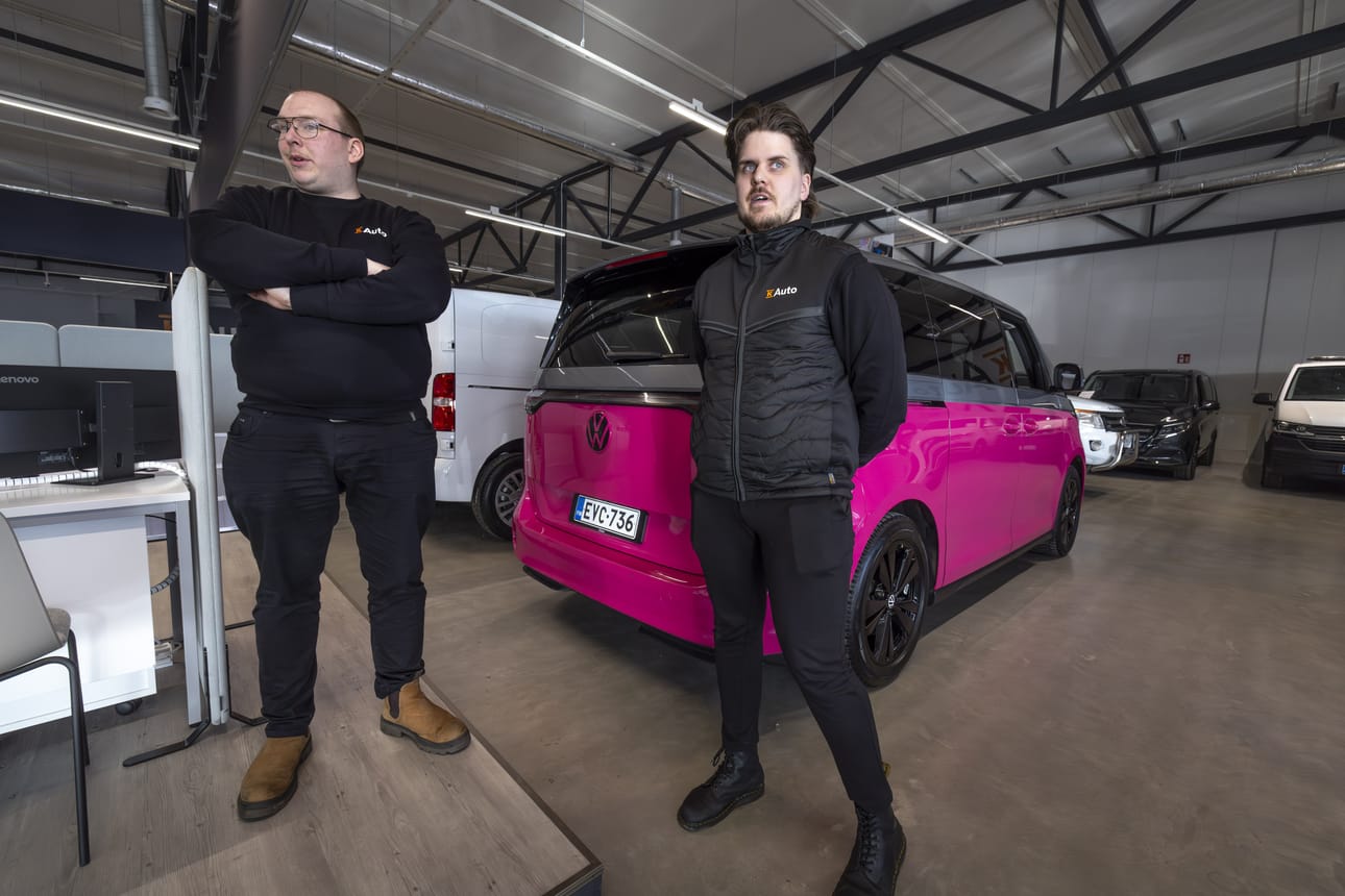 Seinäjoen K-Auton myyntipäälliköt Jesse Perämäki ja Hermanni Kulmala tuntevat toisensa jo etukäteen. Isoja muutoksia verkkokaupan ja kivijalan suhteeseen ei heidän mielestään ole viime vuosina tullut. Myymälälle heille on suuret odotukset.