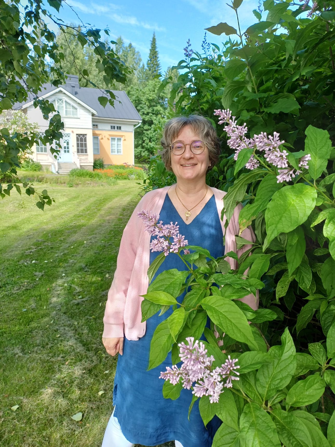 Riikka Kaivola-Häyry etsii tietoja Östermyran eli Törnävän kartanon aikaisista huone- ja puutarhakasveista sekä niihin liittyvistä muistoista.