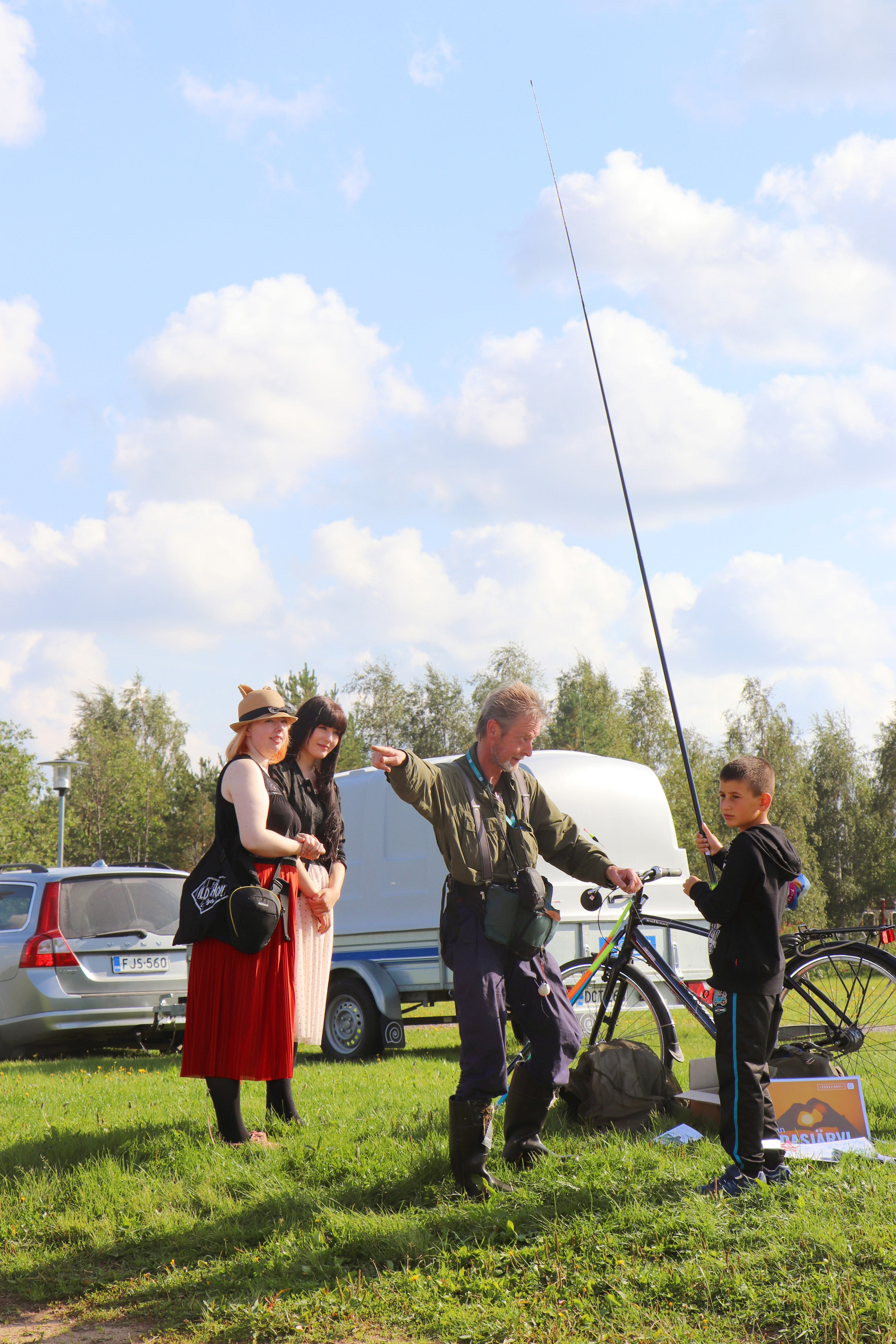 Kalakaverit Iijoelle neuvoi muun muassa rantaongintaa. Opastaja muistutti, että ongen kanssa tulee kävellä rannalle varovasti ettei satu vahinkoja itselle eikä muille.