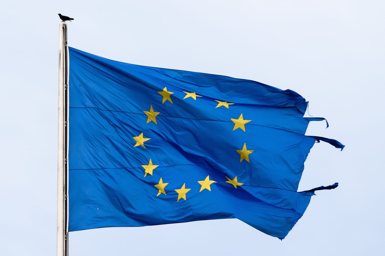Repeytynyt EU-lippu liehui Saksan parlamenttitalolla 12. kesäkuuta. Unionia odottaa kolme haastetta loppuvuoden aikana.