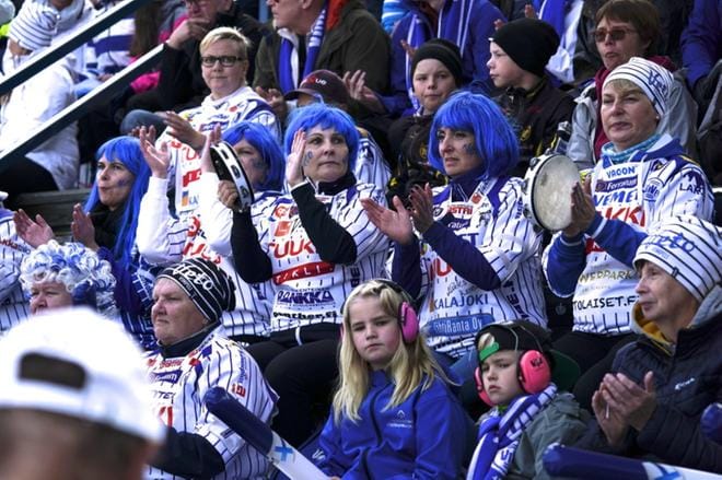 Vedon kannattajat elävät vahvasti mukana finaalisarjan tapahtumissa. Kuva: Lehtikuva / Timo Aalto