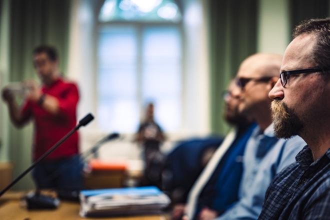 Pohjoismaisen vastarintaliikkeen Suomen-osaston valtuuston puheenjohtaja Antti Niemi (oik.) pitää liikkeen lakkauttamisoikeudenkäyntiä poliittisena. KUVA: Mikael Rydenfelt