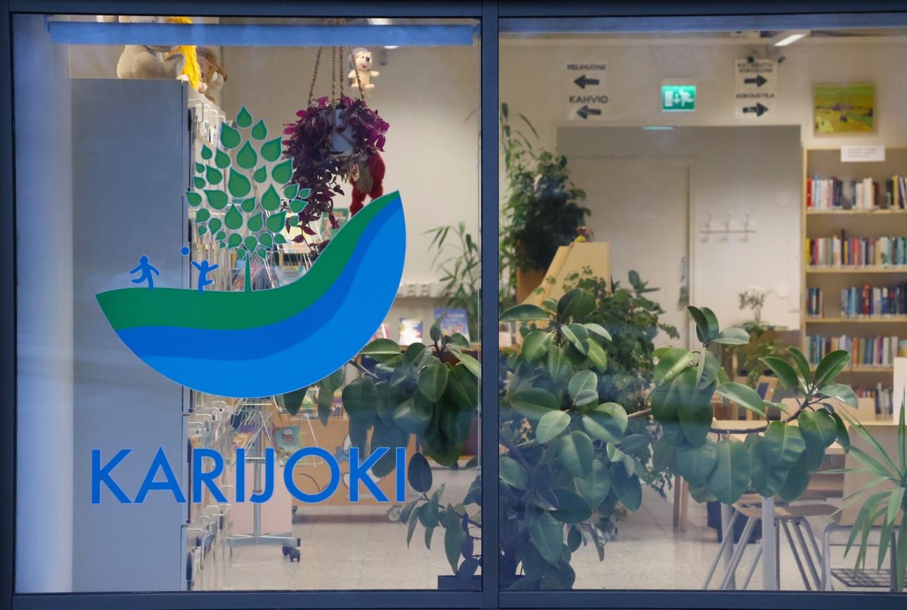Karijoelta koko nuorisovaltuusto pääsee Helsinkiin tutustumaan eduskuntataloon. Arkistokuva.