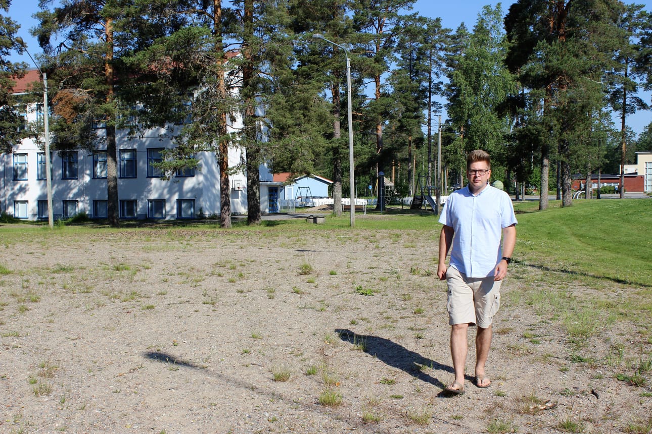Kenttä tulisi entisen Kivikoulun ja skeittiparkin väliselle alueelle koulun lähelle. - Siten se tukee koulun liikuntatuntien toimintaa, miettii Juha Herrala.