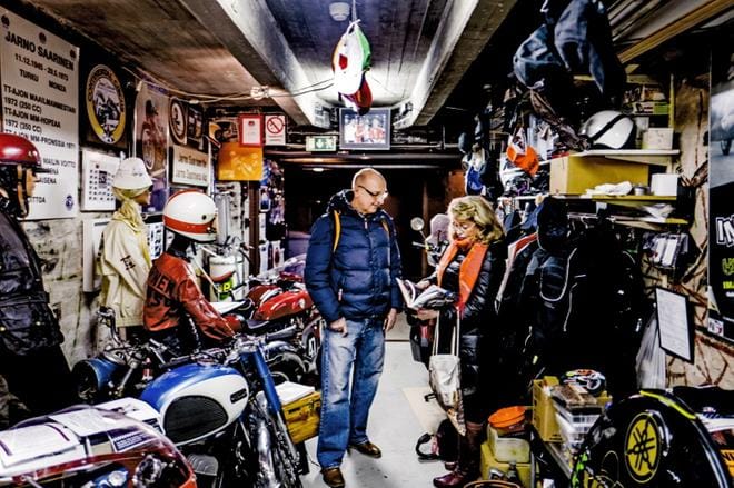 Matkailukirjoittaja Hannu Tuominen poimi Jarno Saarisen museon matkallakotimaassa.fi-sivustolleen. – Mukana on runsaasti vähemmän tunnettuja kohteita, joissa kannattaa vierailla, sanoo Tuominen. Vierellä museossa Saarisen leski Soili Karme. – Jarno saa kesällä patsaan kotikaupunkiinsa Turkuun, kertoo Karme. KUVA: Mikael Rydenfelt/TS