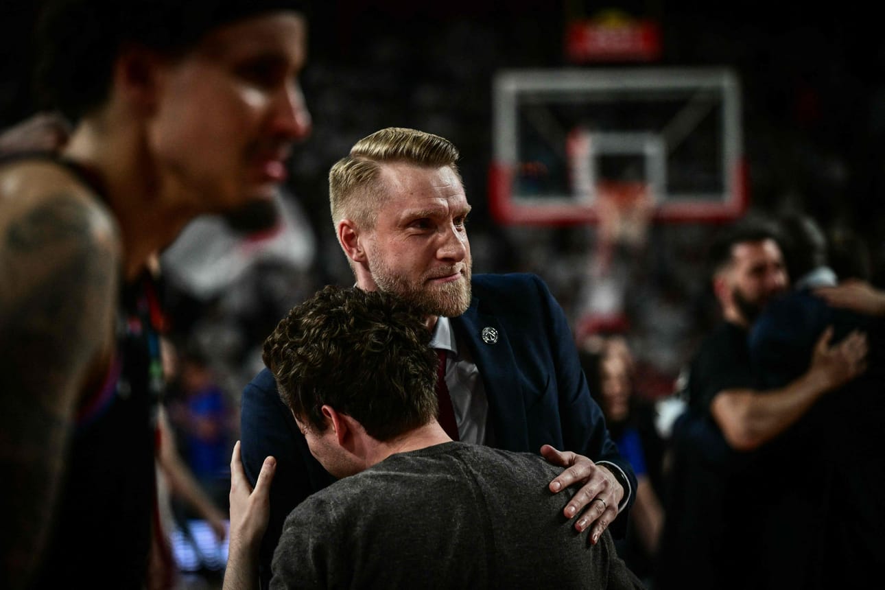 Tuomas Iisalon (kuvassa) valmentama ja Mikael Jantusen edustama Paris Basketball nappasi koripallon Eurocupin mestaruuden perjantaina. LEHTIKUVA / AFP