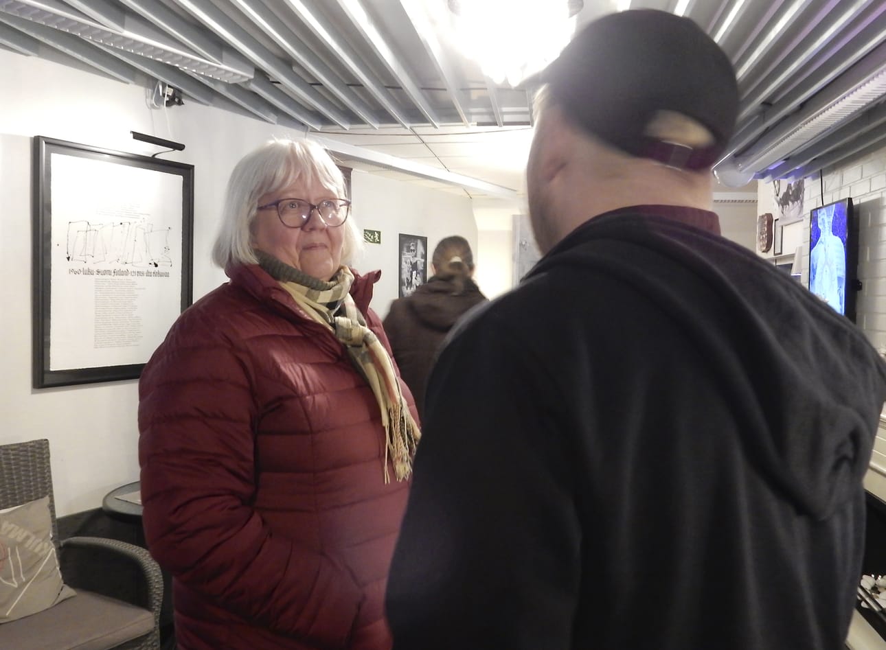 Oulaistelainen Päivi Saari on ollut mukana Lentävä kuolema -elokuvan tekemisessä. Hänen nimensä näkyy myös elokuvan lopputeksteissä. Kinokulman esityksen jälkeen ajatukset vaihtuivat vielä ohjaaja Sakari Suurosen kanssa yhteistyöprojektin kokemuksista.
