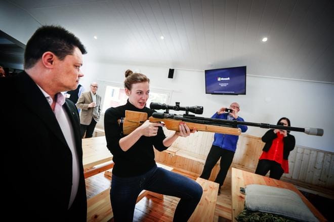 Vasemmistoliiton puheenjohtaja Li Andersson ampui ensimmäistä kertaa. Ohjausta antoi Peräseinäjoen metsästysseuran johtokunnan pj. Juhana Virtanen. Kuvat: Maija Saanio