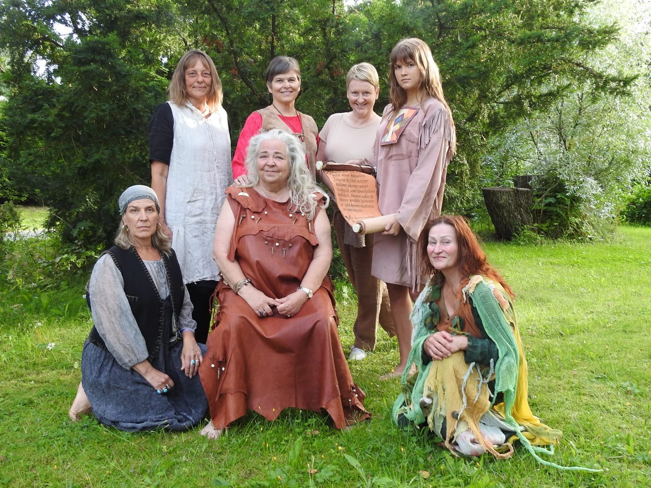Sudenmorsianten ja Weljien esitys käsittelee tänä vuonna maata. Työryhmässä ovat mukana takarivissä Sari Pukkila, Kirsti Rautamo, Mari Silvennoinen ja Isabell Rautamo. Eturivissä Laura Elo, Mirjam Silvén ja Anna Lemmetti-Vieri.