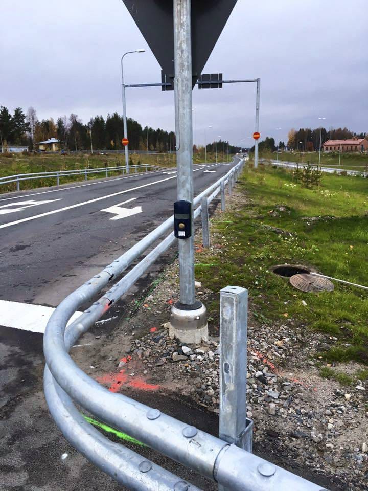 Kummallisuus. Sosiaalisessa mediassa on kiertänyt valokuva kevyen liikenteen liikennevalonapista nelostien ylittävältä Prisman ja Lidlin väliseltä sillalta.