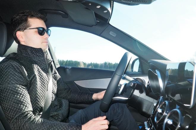 Kun automatiikka on kytketty, Roni Utriainen voi lepuuttaa käsiään ratin kehältä noin 15 sekunnin ajan. Nykylain mukaan ohjauksen saa luovuttaa tekniikalle hetkeksi. Täysautomaattinen liikenne saattaa olla totta monen vuosikymmenen päästä. Kuva: Kari Pitkänen