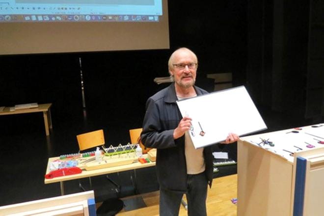 Merkittävänä kohderyhmänä Hannu Annala näkee musiikkileikkikoulun ja musiikkiopiston väliin jäävän jakson, noin 5-7-vuotiaat lapset, jotka kaipaisivat soitinvalmennusta pienryhmissä ennen henkilökohtaisia soittotunteja. Hän esitteli menetelmäänsä Alajärvellä.