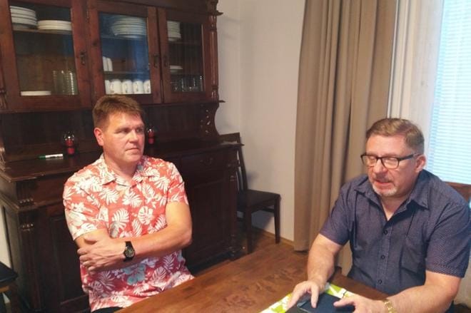 Timo Kallio (vas.) ja Jouko Salmenautio kertoivat Ankkurien uusista suunnitelmista tiistaina. KUVA: TEUVO MÄKELÄ