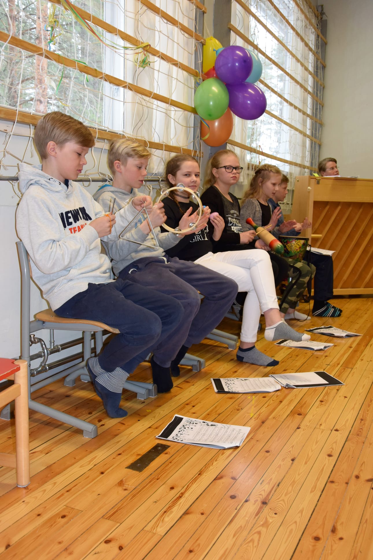 Laulut laulettiin koko koulun voimin. Koulun vanhimmat oppilaat olivat mukana säestämässä osaa kappaleista.