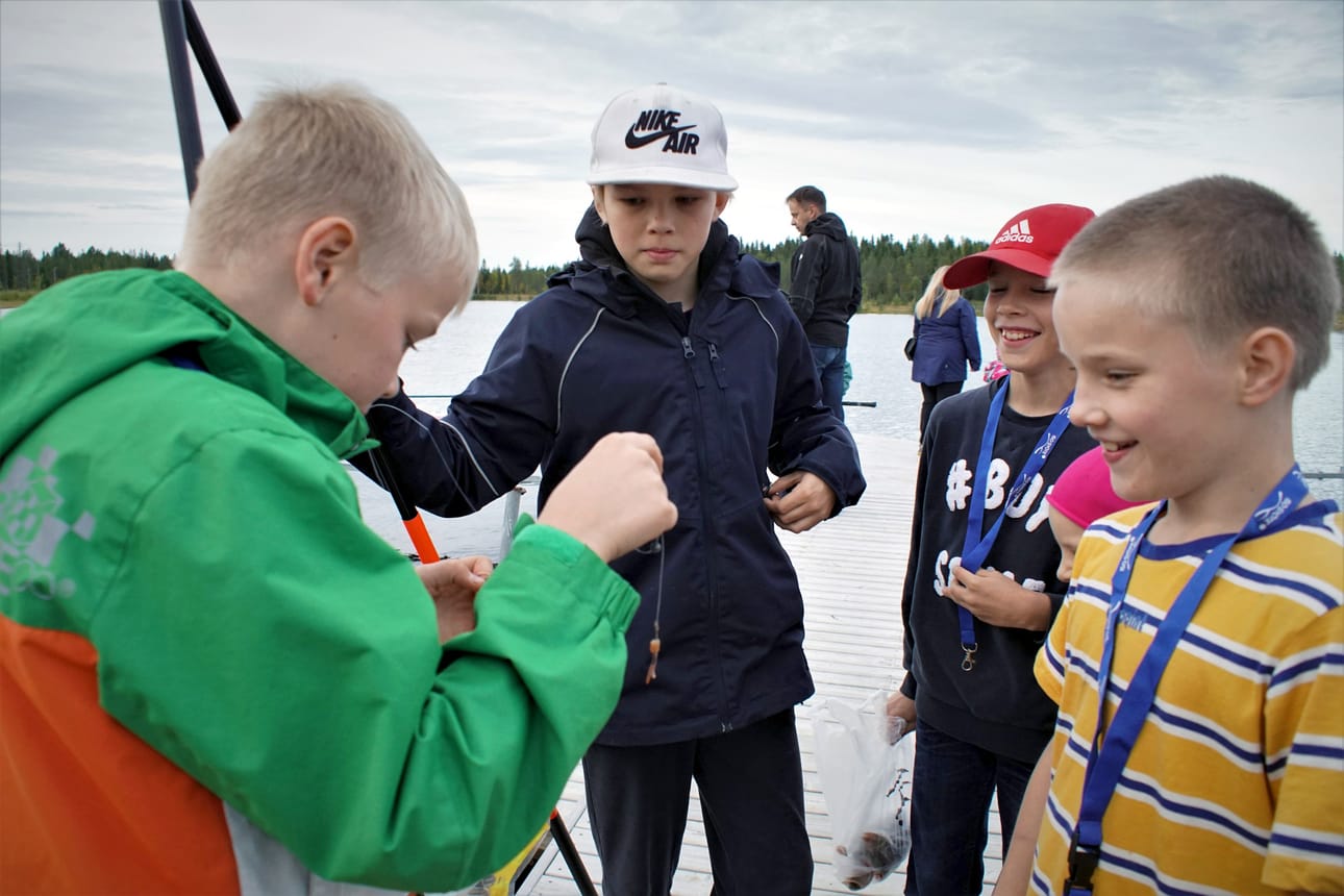 Onkisan tiimellyksessä menivät siimatkin välillä sekaisin. Eerik Koivukangas (vasemmalla) selvitteli niitä yhdessä Eemeli, Aate ja Eela Murtoperän sekä Turo Koivukankaan kanssa.