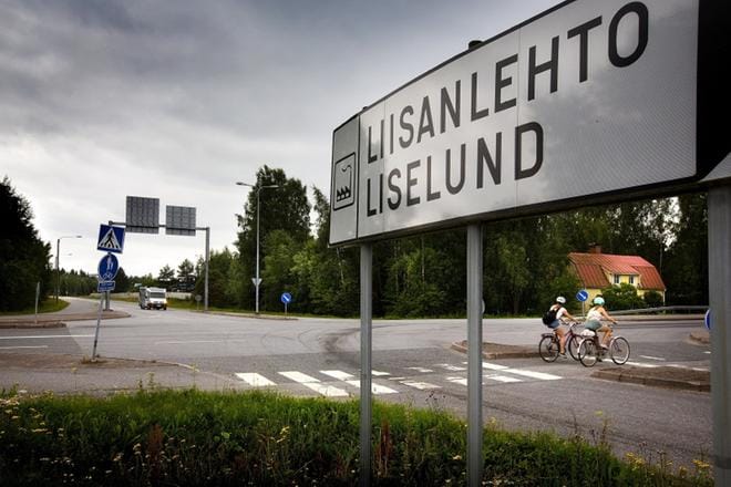 Kanavasillantien ja Latokartanontien risteys on vielä rauhallinen. Suunnitelmien toteutuminen muuttaisi risteyksen ruuhkaiseksi. Kuva: Eetu Sillanpää