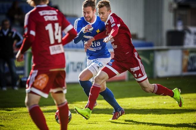 SJK:n Elias Ahde on pukeutunut ykkösessä FC Jazzin pelipaitaan numero 18. KUVA: JARNO PELLINEN