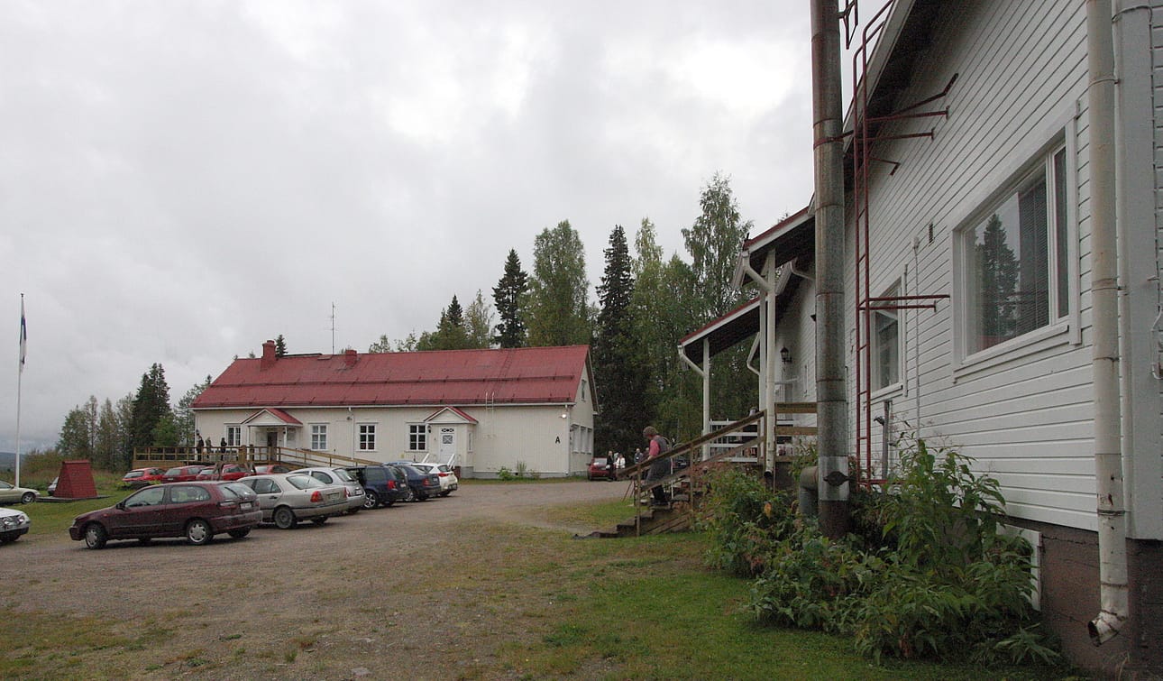 Rakennukset käsittävät A- ja B-talot, pihasaunan ja varaston. Tiloissa on 14 huonetta, kaksi keittiötä ja sauna.