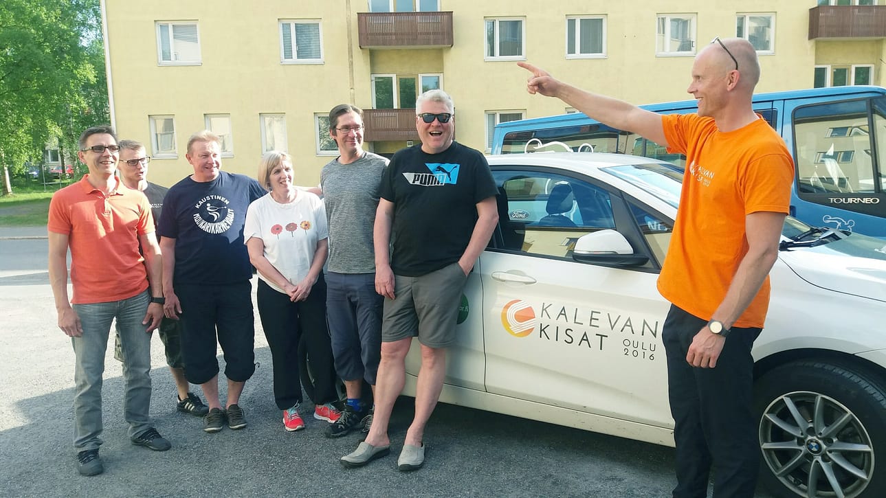 Kalevan Kisojen 2016 kilpailutoimikunnan jäseniä pääsihteeri Petri Heikkisen (oik.) kisa-auton vierellä. Kari Asumaniemi, Marko keskitalo, Pekka Tolkkinen, Anne Kaitera, Harri Heikkilä, Eero Hietapelto ja Petri Heikkinen.