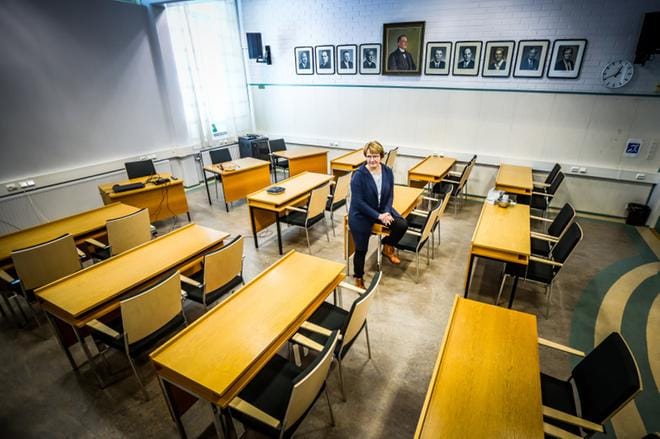 Kyrönmaan lukion ylioppilaskirjoitukset on järjestetty valtuustosalissa. Kyrönmaan lukion johtava rehtori Susanna Pietikäinen kertoo, että parhaillaan pohditaan, voidaanko tilassa taata turvavälit. KUVA: MAIJA SAANIO