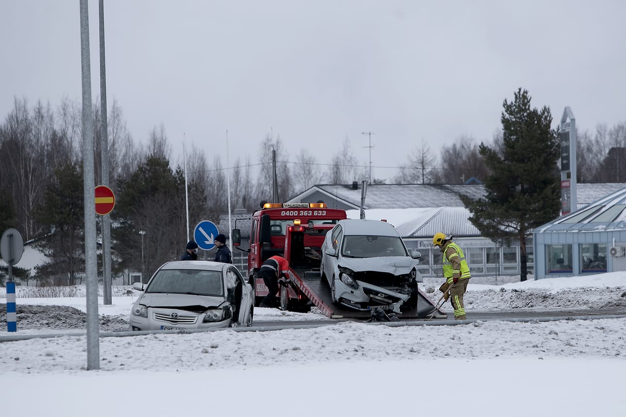 Kolme loukkaantui kahden henkilöauton kolarissa Ylistarossa keskiviikkona.