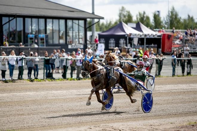 Parvelan Retu ravasi Hannu Torvisen ajamana ykköspalkinnon helposti perjantaina Seinäjoella. Kuva: Jaakko Elenius