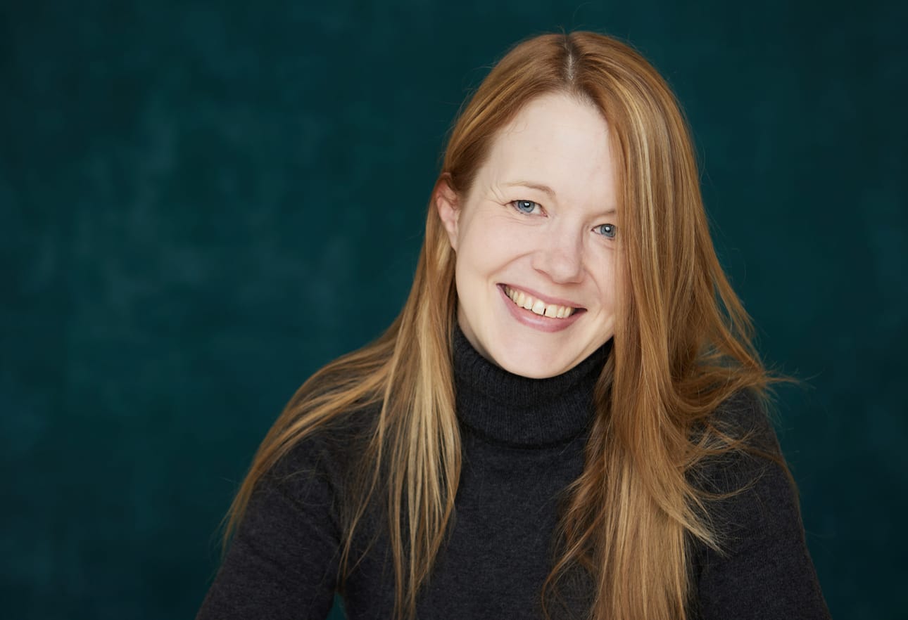 Miksi Nils Rosenschmidt murhattiin ja miksi hän makasi seitsemän vuotta omassa pihakaivossaan? Mirkka Lappalainen selvittää satoja vuosia vanhaa rikosta uudessa teoksessaan.