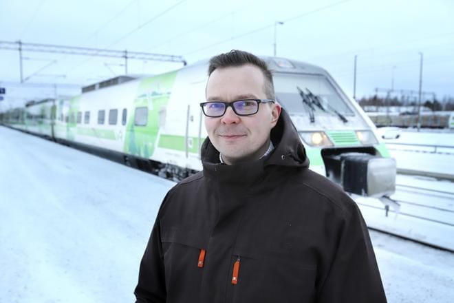 Seinäjoen kaupunkiympäristöjohtaja Juha Takamaan mukaan asemanseudulla alkaa tapahtua näkyvää tämän vuoden aikana, kun osa raiteista puretaan asema-alueen tulevan rakentamisen ja kehittämisen alta pois. Ratoja puretaan taustalla (oik.) näkyvän puutavarakuorman takaa. KUVA. JARI E. HAKALA